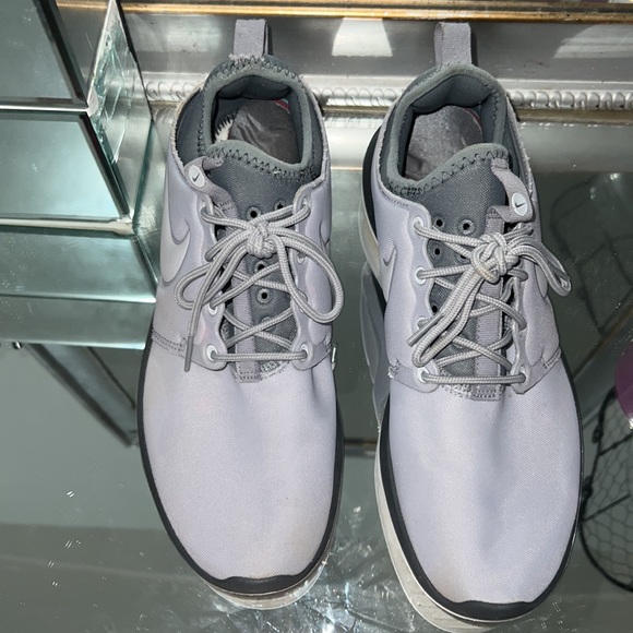 Nike sneakers woman’s size 10 light normal wear gray please good used condition. - Picture 3 of 7